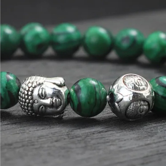 UNISEX MALACHITE AND SILVER BUDDHA-HEAD BEADED BRACELET. - Picture 2 of 6